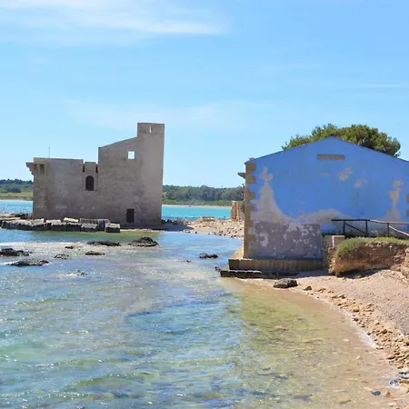 Strelitzia's House With Heated Pool From December 2024, Private Garden And Private Parking & Wi-fi Holiday home Avola