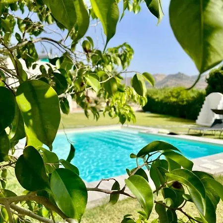 Strelitzia's House With Heated Pool From December 2024, Private Garden And Private Parking & Wi-fi Holiday home Avola