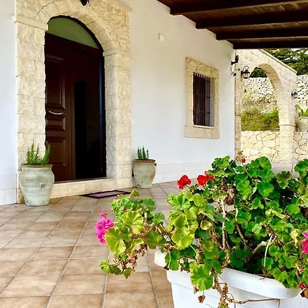 Dom wakacyjny Strelitzia's House With Heated Pool From December 2024, Private Garden And Private Parking & Wi-fi Avola