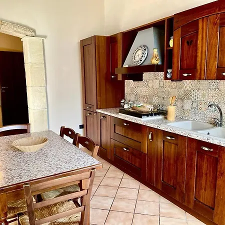 Strelitzia's House With Heated Pool From December 2024, Private Garden And Private Parking & Wi-fi