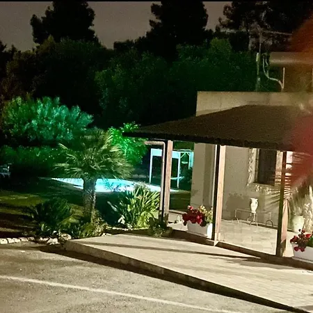 Strelitzia's House With Heated Pool From December 2024, Private Garden And Private Parking & Wi-fi Holiday home Avola