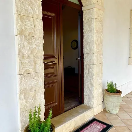 Strelitzia's House With Heated Pool From December 2024, Private Garden And Private Parking & Wi-fi Holiday home