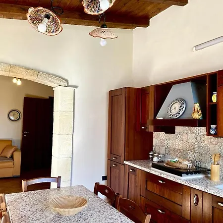 Strelitzia's House With Heated Pool From December 2024, Private Garden And Private Parking & Wi-fi